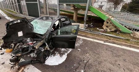 Siła uderzenia była tak duża, że z fiata wyrwało silnik. Młody kierowca z obrażeniami ciała trafił do szpitala [ZDJĘCIA]