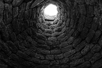 Blisko 40 tys. monet wróci na dno. Wyłowili je z zabytkowej studni w Polsce