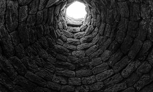 Blisko 40 tys. monet wróci na dno. Wyłowili je z zabytkowej studni w Polsce