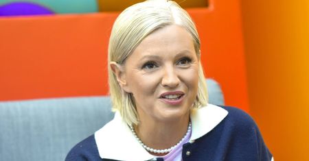 Przyszła do śniadaniówki. Wszyscy patrzyli na jej stopy