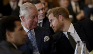 Ten jeden gest przeczy wszystkim plotkom o Karolu i Harrym