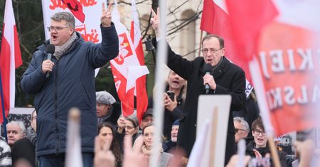 Tłum przed Trybunałem Konstytucyjnym. Na miejscu Wąsik i Kamiński