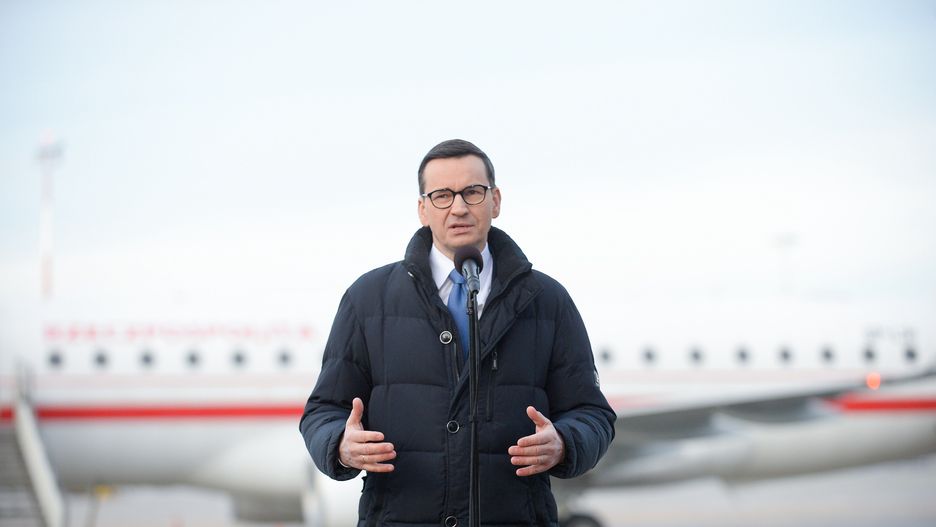 Warszawa, 16.01.2023. Premier Mateusz Morawiecki podczas konferencji prasowej w 1 Bazie Lotnictwa Transportowego w Warszawie, przed wylotem do Berlina, 16 bm. Premier Mateusz Morawiecki weźmie w Berlinie udział w obchodach 50-lecia działalności politycznej Wolfganga Schaeuble. Jak podała KPRM, wizyta ma być okazją do poruszenia tematów dotyczących sytuacji energetycznej i geopolitycznej oraz pomocy dla Ukrainy. (mr) PAP/Marcin Obara