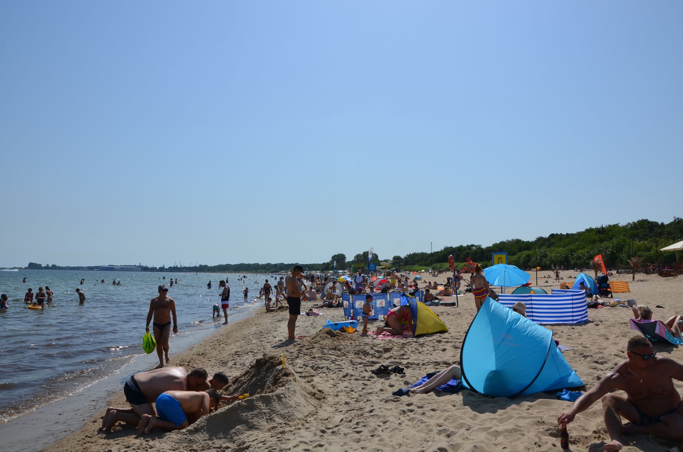 Plaża szybko zapełnia się ludźmi