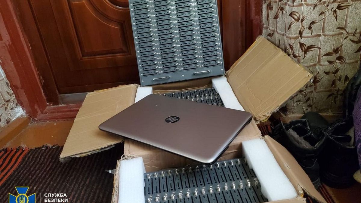 Sprzęt zajęty podczas likwidacji farmy botów.