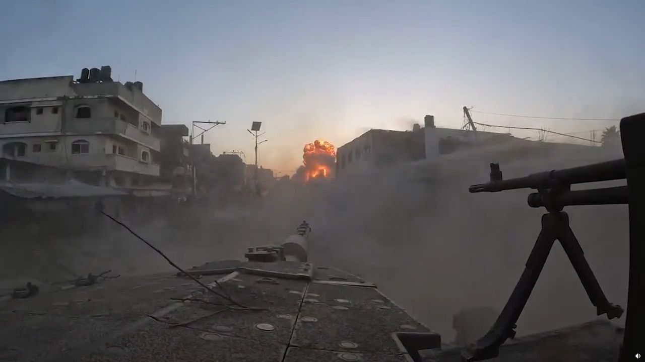 Merkawa Mk III firing at Hamas fighters' defensive positions in the Gaza Strip.