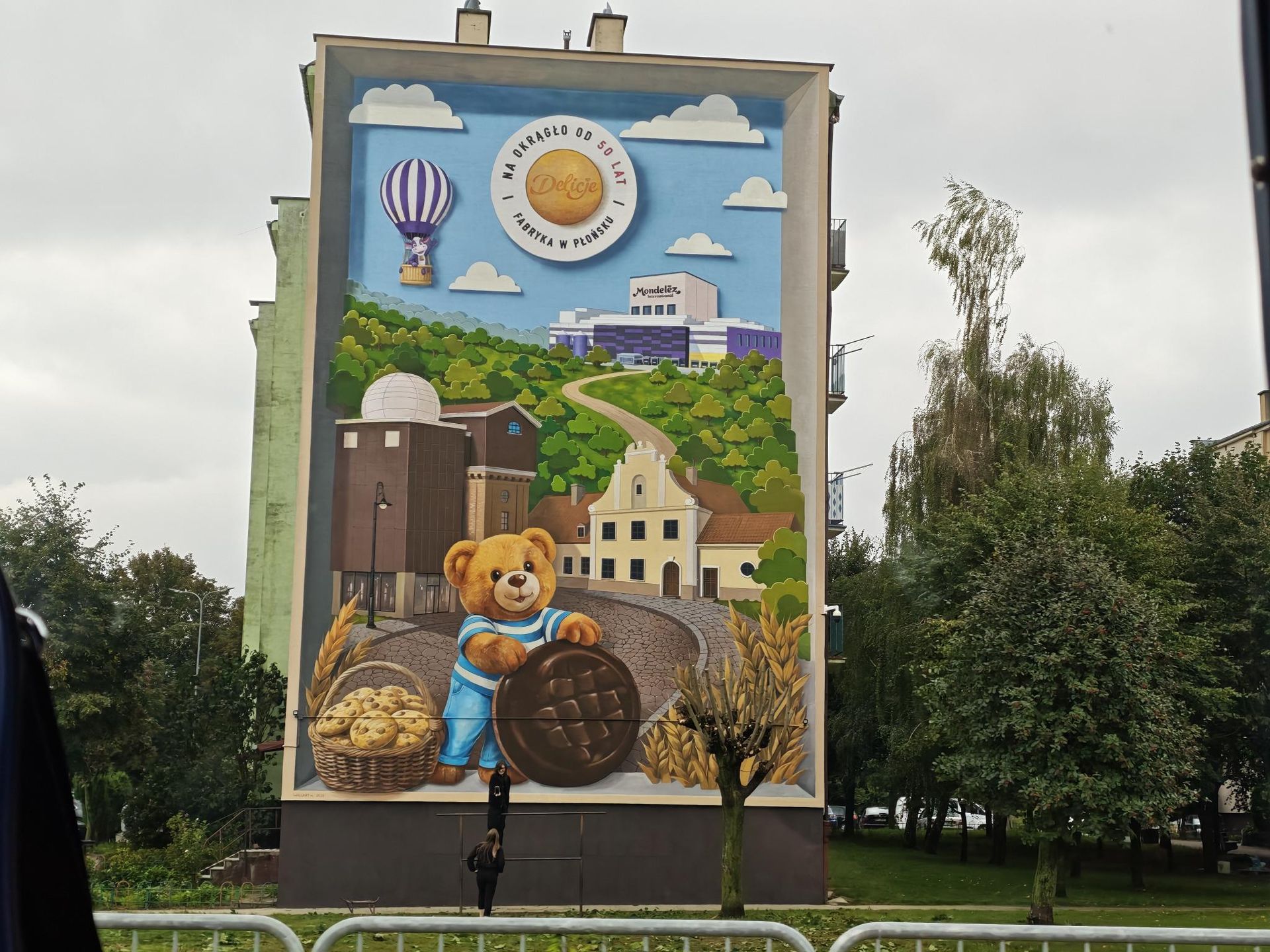 Specjalny mural na ścianie bloku