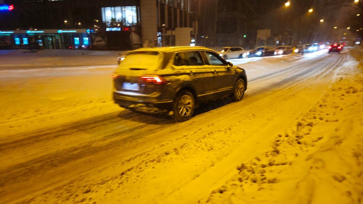 Zalegający na ulicy śnieg w trakcie opadów