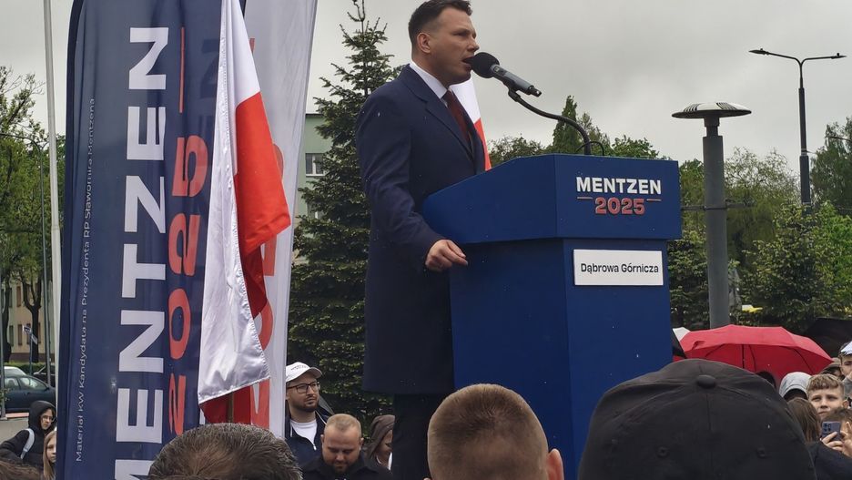 Sławomir Mentzen w Dąbrowie Górniczej! Tłumy zwolenników kandydata Konfederacji zebrały się na placu pod Pałacem Kultury Zagłębia! Zdjęcia