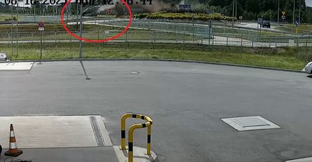 Skok przez rondo w Nowej Soli. Kierowca na szczęście przeżył