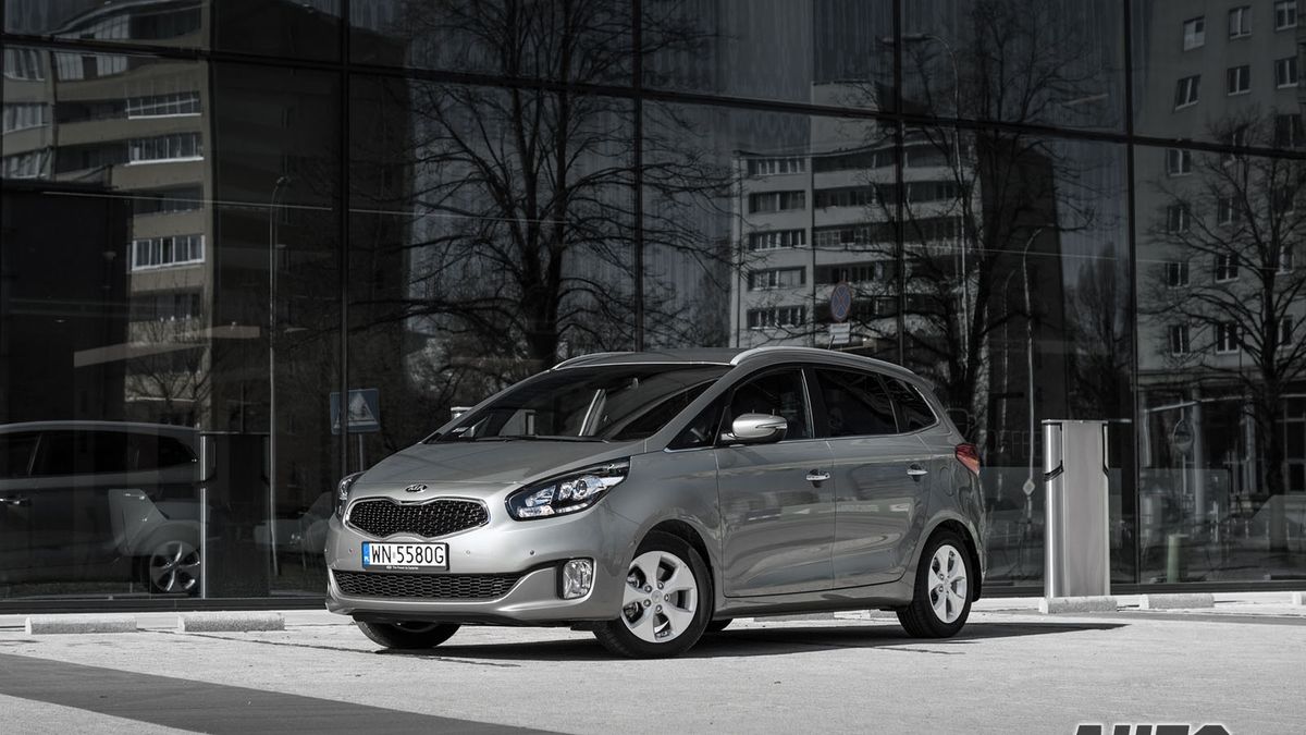 Kia Carens jak na minivana wygląda po prostu ładnie.