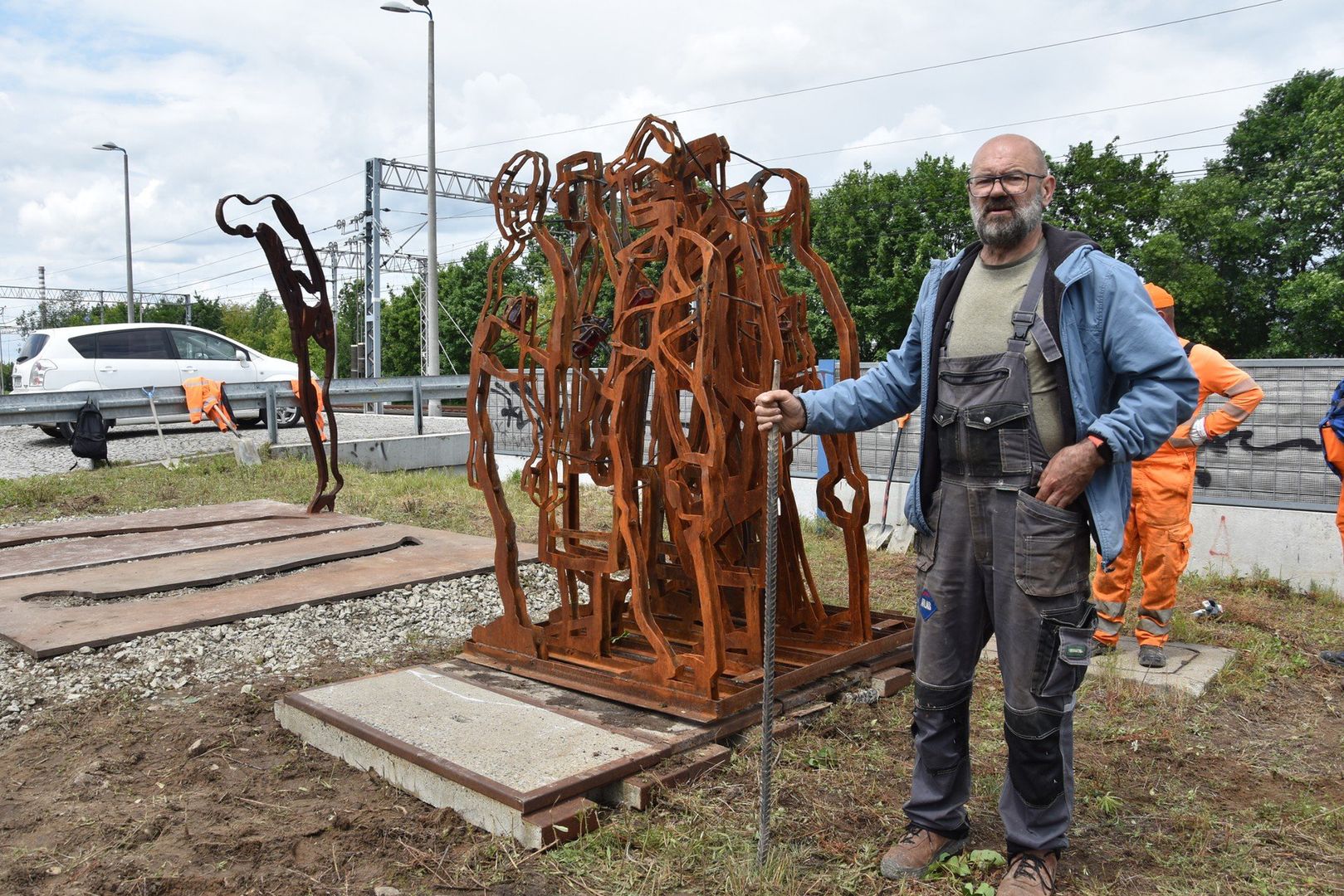 Montaż pierwszego modułu pomnika &#34;Pamięć, sprzeciw, przestroga&#34; przy rampie kolejowej przy ul. Bartla w Tarnowie. na zdjęciu autor: Światosław Karwat