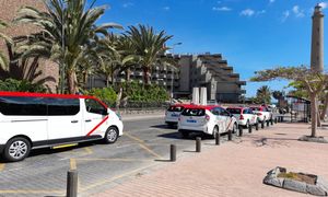 Nielegalne taksówki na lotnisku. Błyskawiczna akcja kontrolna na Kanarach