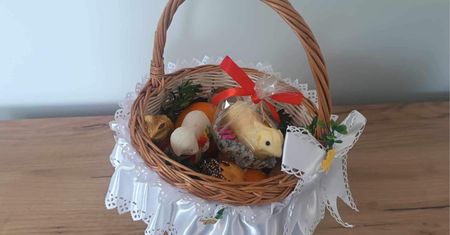 Jajka i kiełbasa to nie przypadek. Co symbolizuje zawartość koszyka wielkanocnego?