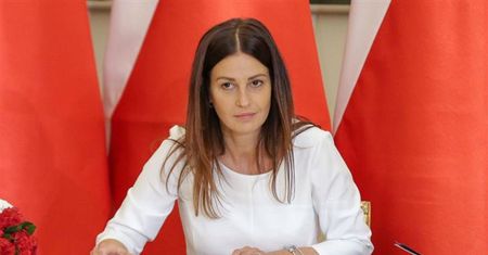 Była minister ma dziś 42 lata. Wykazała dochody, a tam emerytura