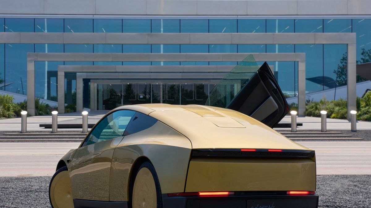 Pierwsza Tesla Cybercab ze zintegrowanym Starlinkiem