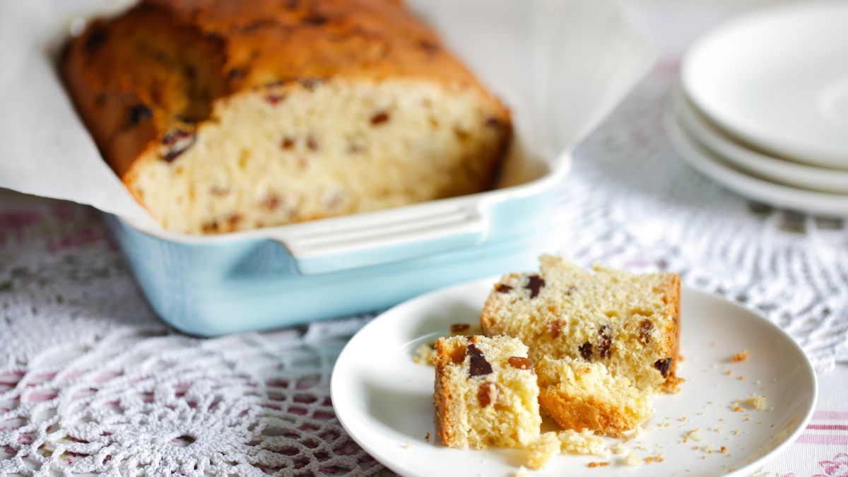 Wielkanocna babka drożdżowa z rodzynkami