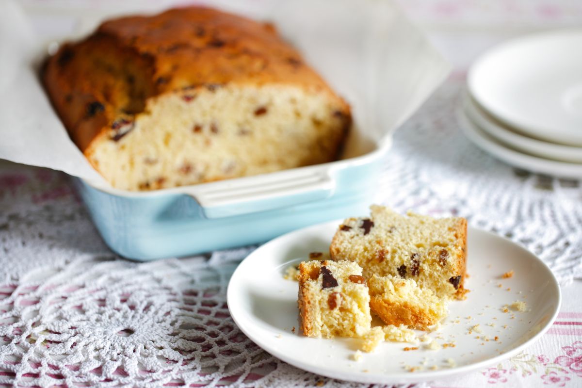 Wielkanocna babka drożdżowa z rodzynkami