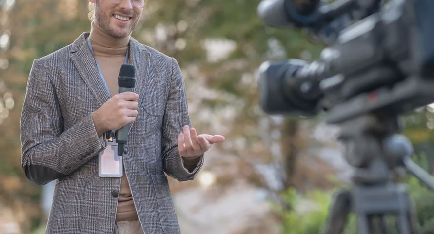 Za ile pracują reporterzy telewizyjni? „Moglibyśmy zarabiać odrobinę więcej”