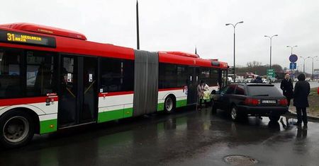 Al. Tysiąclecia: Kolizja samochodu osobowego z autobusem komunikacji miejskiej