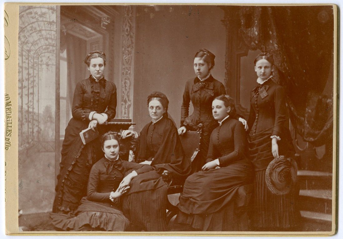 Jadwiga Zamoyska w otoczeniu osób związanych ze szkołą dla dziewcząt w Paryżu, 1881 rok, stoją od lewej: Maria Zamoyska, Jeane Houcke, Ludwika Chyżyńska; siedzą od lewej: Julia Zaleska, Jadwiga Zamoyska, Zoelié de Geloes, Zbiory PAN Biblioteki Kórnickiej