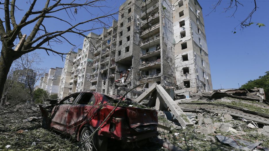 The scene of a damaged residential building after shelling in the small city of Serhiivka near Odesa, southern Ukraine, 01 July 2022. At least 19 people were killed and 38 others injured, including six children, after overnight shelling hit a nine-story building and two holiday hotels in Serhiivka, Bilhorod-Dnistrovskyi district, Odesa region, the state emergency service said in a statement on 01 July. EPA/STR Dostawca: PAP/EPA.