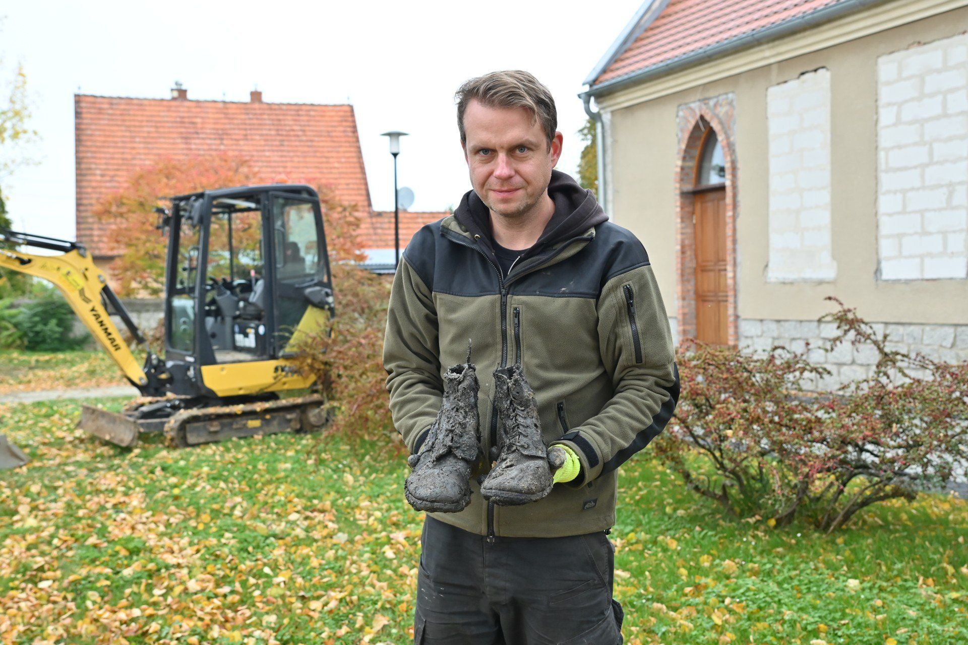 Archeolodzy z pracowni POMOST prowadzą wykopaliska powojennych mogił na terenie cmentarza komunalnego w Tomkowicach.