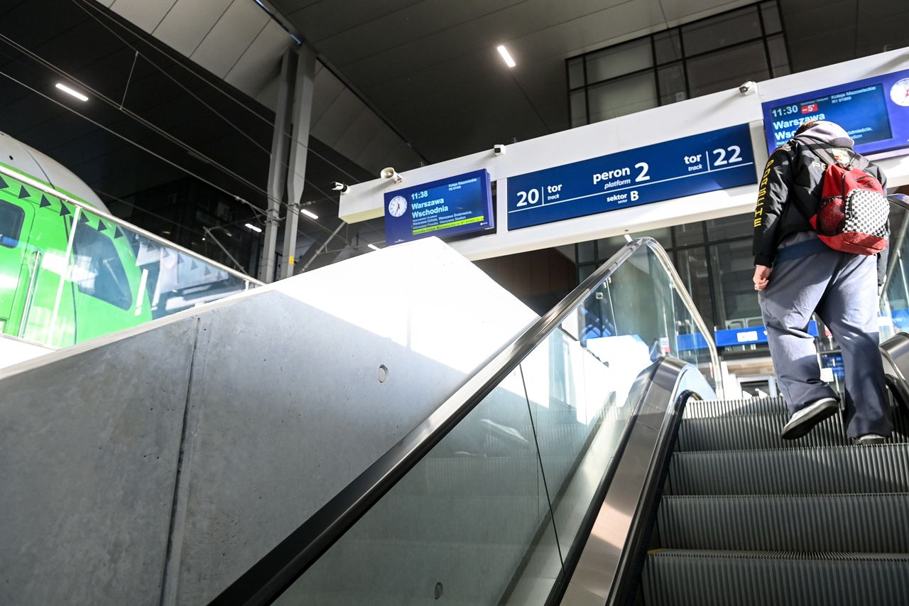 Nowy dworzec w Warszawie. Podróżni narzekają: zimno, brudno, źle