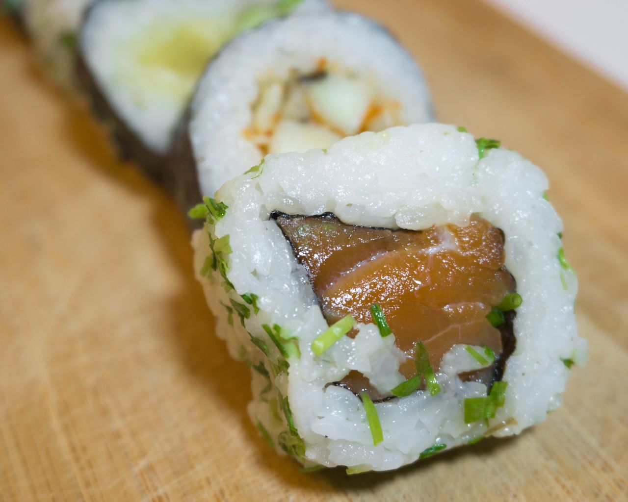 Na imprezę przygotuj domowe sushi. W rolce zawiń pieczonego łososia