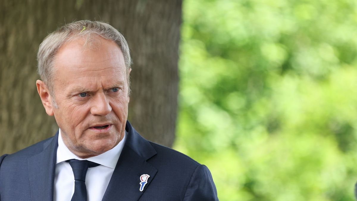 Oosterbeek, Holandia, 05.05.2025. Premier RP Donald Tusk podczas konferencji prasowej w Oosterbeek, 5 bm. Trwają obchody 80. rocznicy wyzwolenia Holandii spod okupacji niemieckiej. (ad) PAP/Albert Zawada