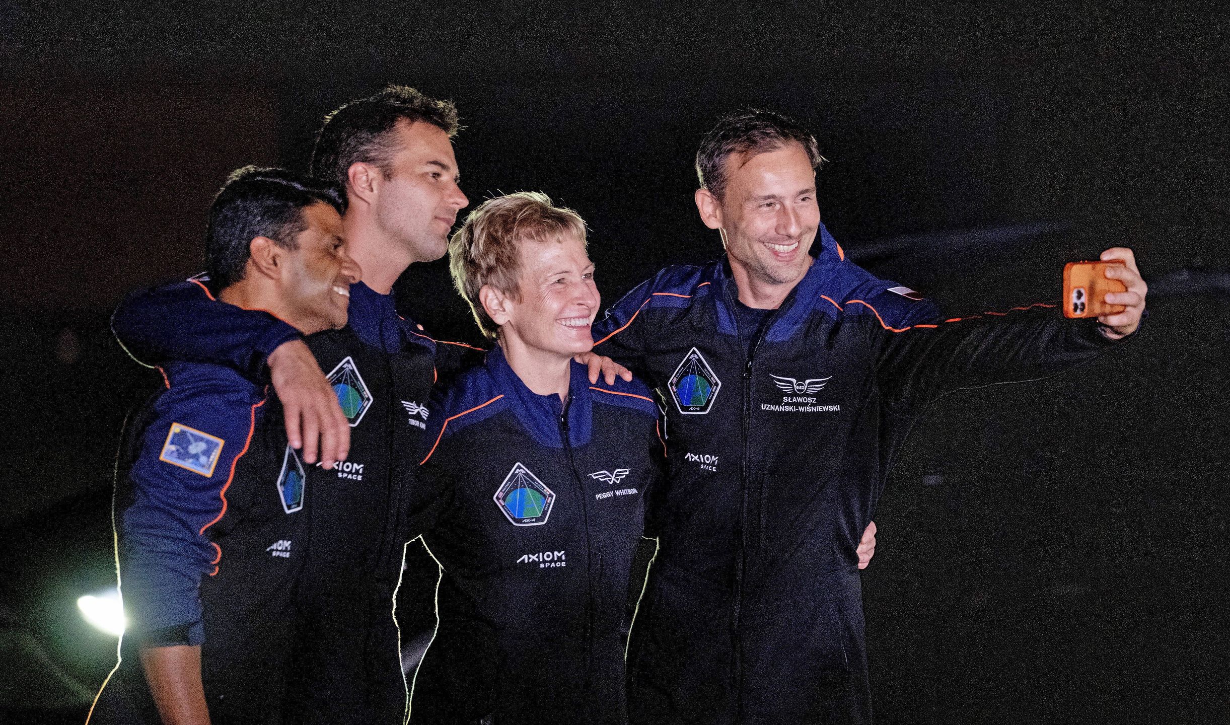 Axiom 4 Crew Prepares for Launch to International Space Station
Mission Specialists Slawosz Uznanski-Wisniewski (R) takes a selfie with the Axiom 4 crew of Pilot Shubhanshu Shukia (L), Mission Specialist Tibor Kapu and Commander Peggy Whitson as they arrive at Kennedy Space Center prior to launch on Tuesday, June 24, 2025. The commercial Ax-4 crew will liftoff in the SpaceX Dragon spacecraft and Falcon 9 rocket from NASA's Launch Complex 39A to fly to the International Space Station at 0231 on Wednesday, June 25, 2025. Photo by Pat Benic/UPI Photo via Newscom
Dostawca: PAP/Newscom
PAT BENIC
axion 4, ignis, SCIENCE, SPACE, AX-4, NASA, repeta, space