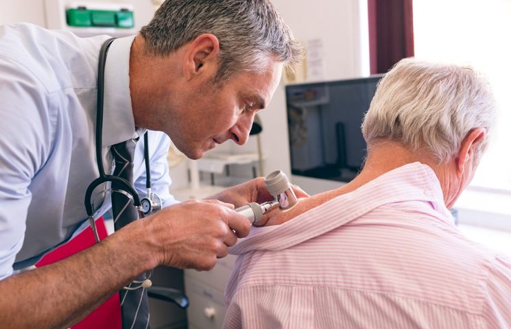 Ziarniniak obrączkowaty to choroba, którą diagnozuje dermatolog.