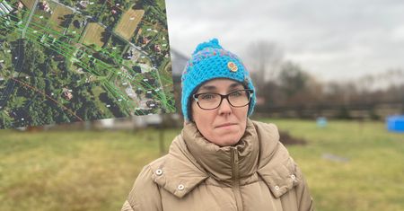 Planiści CPK pokazali, komu chcą zabrać dom. W ogródku pani Magdy narysowano sześć torów