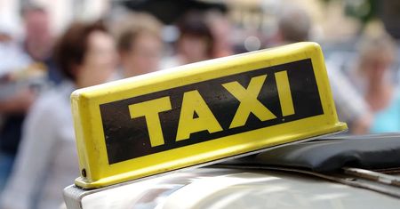 Taksówkarz skasował ją na prawie 600 zł. Teraz doczekała się takich wyjaśnień