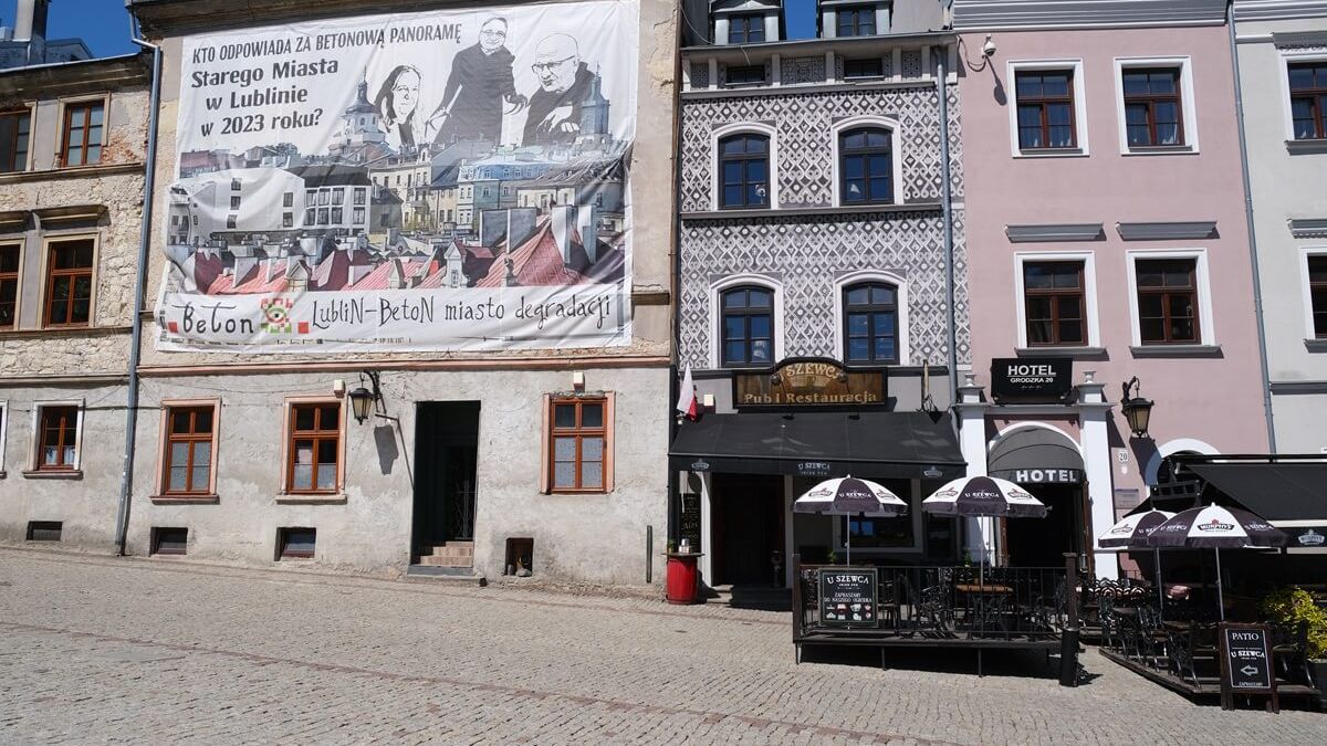Restauracja Pub U Szewca musiała odsunąć swój ogródek letni od kamienicy przy ul. Grodzkiej 16