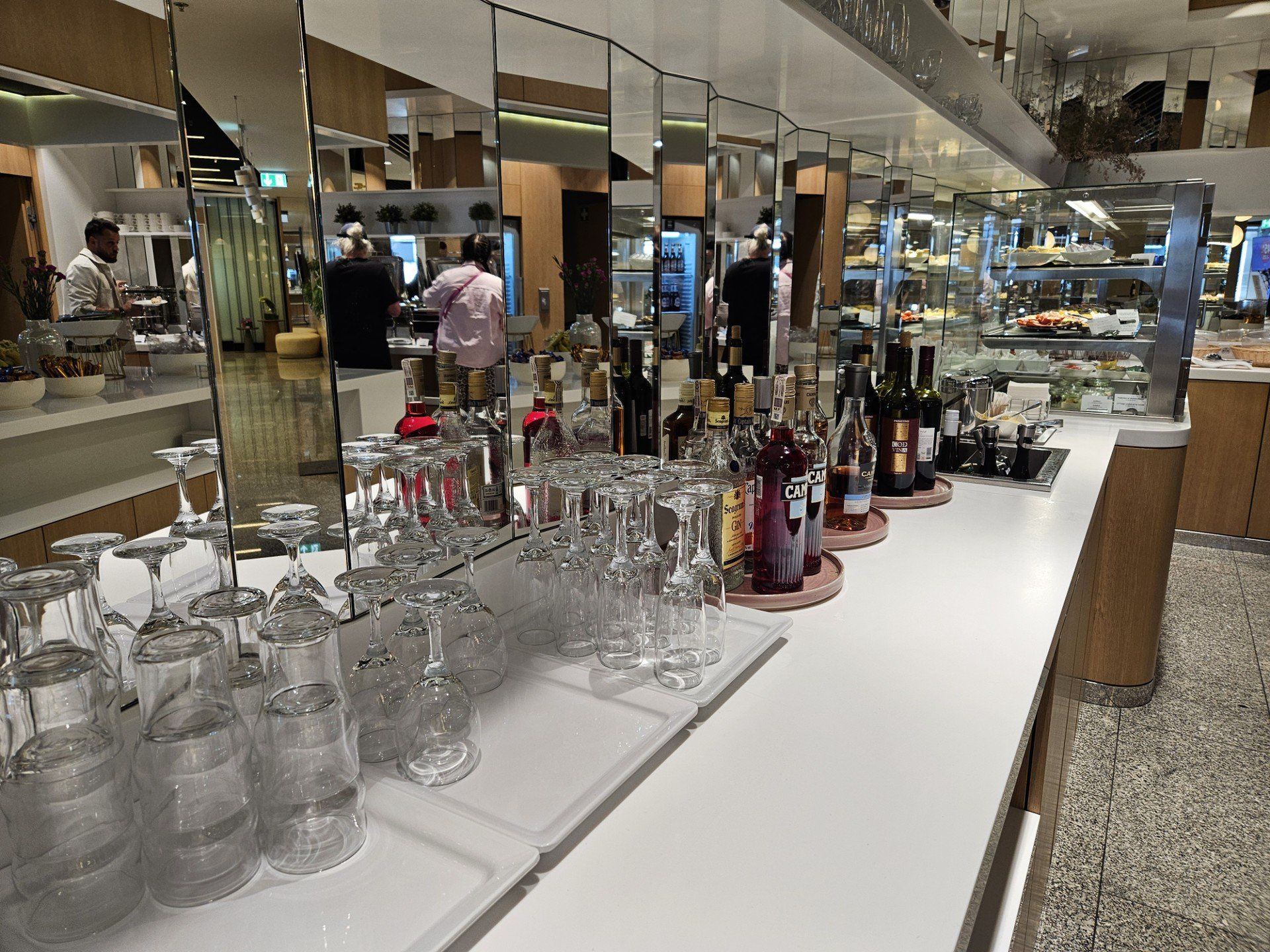 W salonie dostępne są też napoje alkoholowe.