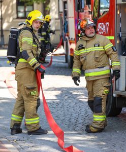 Strażacy walczą z ogniem. Płoną dwie hale produkcyjne