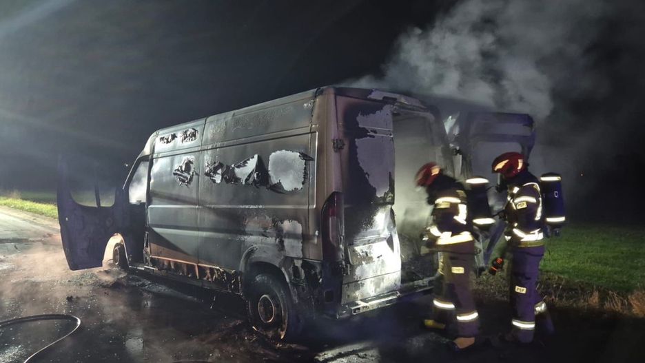 Bus stanął w ogniu na Pątnowskiej (Wojciech Obremski lca.pl)