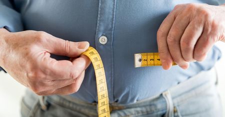 Sprzyja odkładaniu tłuszczu w okolicy brzucha. Tyjesz nawet kilka kilogramów rocznie