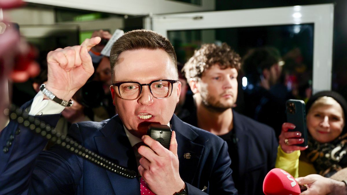 Końskie, 11.04.2025. Wybory Prezydenta RP 2025 - kampania. Kandydat Trzeciej Drogi, marszałek Sejmu Szymon Hołownia po debacie prezydenckiej w Końskich, 11 bm. (ad) PAP/Adam Kumorowicz