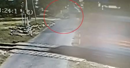 Lubelskie: wjechał w rozpędzony pociąg na przejeździe kolejowym. W rozbitym BMW były narkotyki