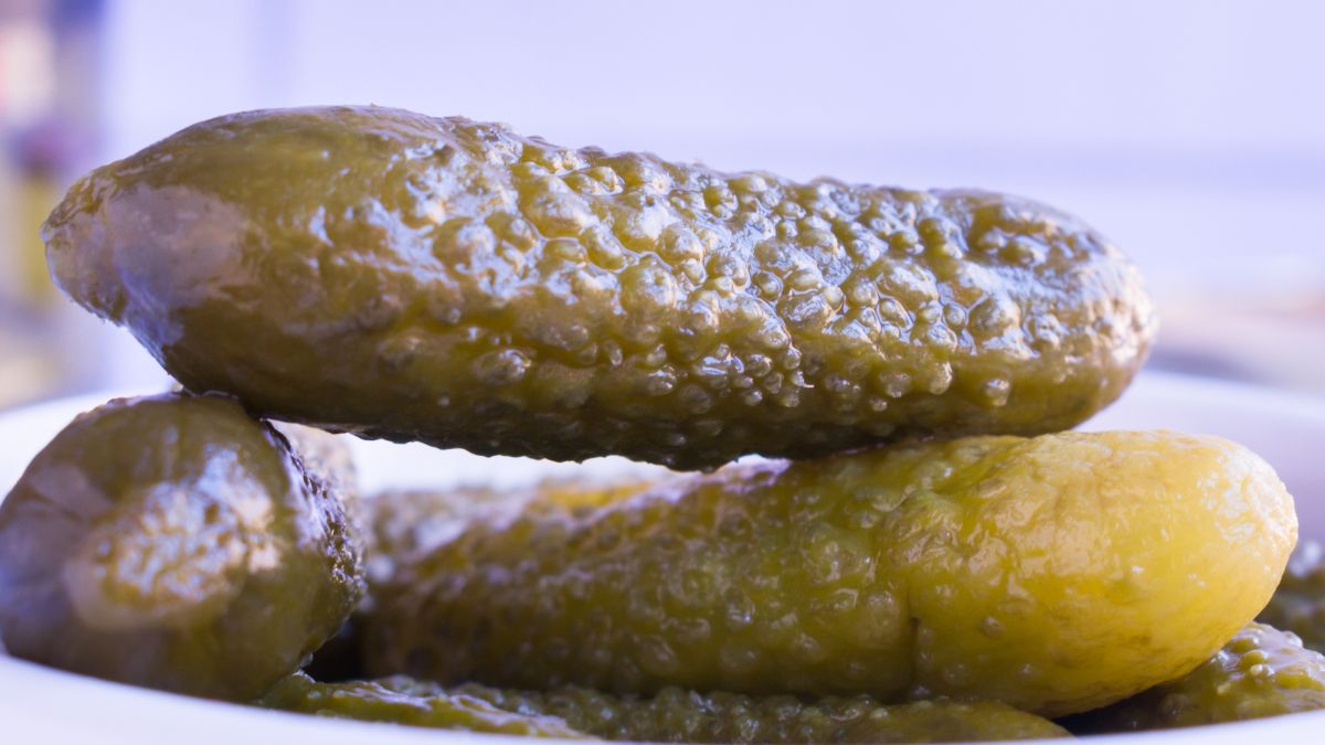 Kto nie powinien jeść ogórków kiszonych? 