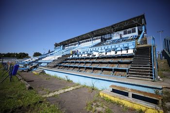 Zaczęła się rozbiórka stadionu Ruchu Chorzów. Na Trybunie Głównej usuwane są krzesełka, które idą na sprzedaż
