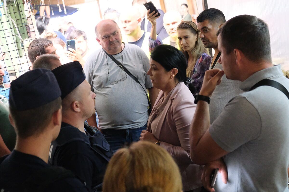 Prezes Lubelskich Dworców Anna Kusiak, policjanci i handlarze