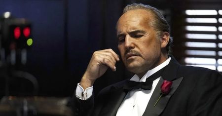 To nie jest Marlon Brando. Ciężko rozpoznać gwiazdora, który wciela się w legendę kina