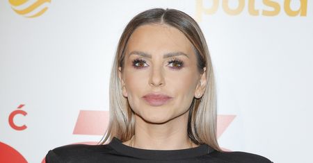 Monika Goździalska pozuje w samej bieliźnie na śniegu. Ma ze sobą odkurzacz