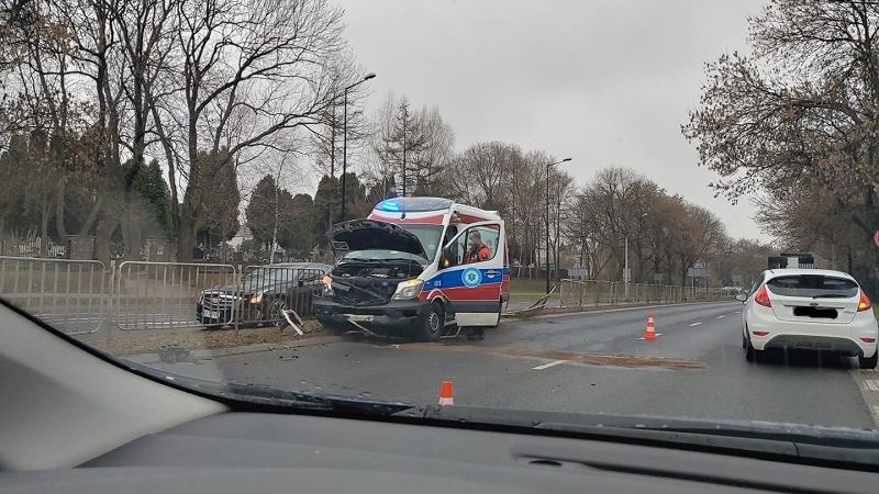 Karetka przebiła barierki na al. Andersa i zatrzymała się na przeciwległym pasie