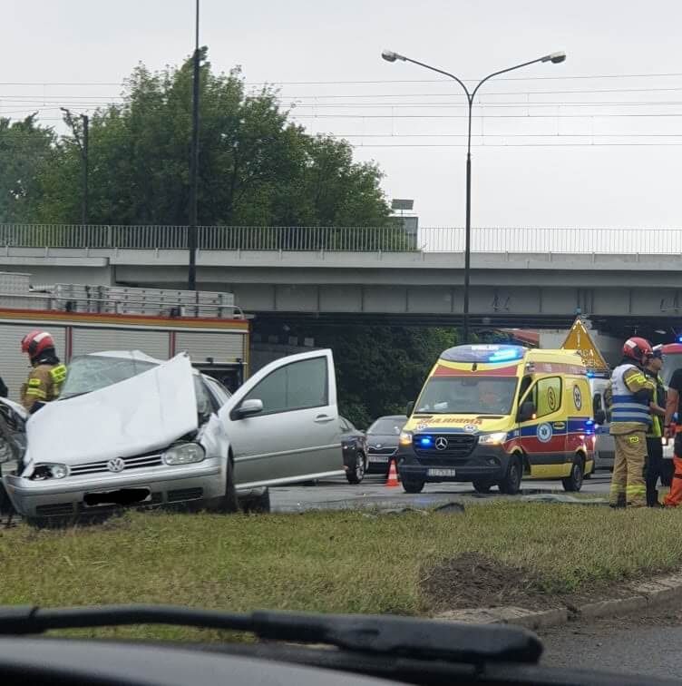 rozbity volkswagen po zderzeniu z jeepem witosa lublin