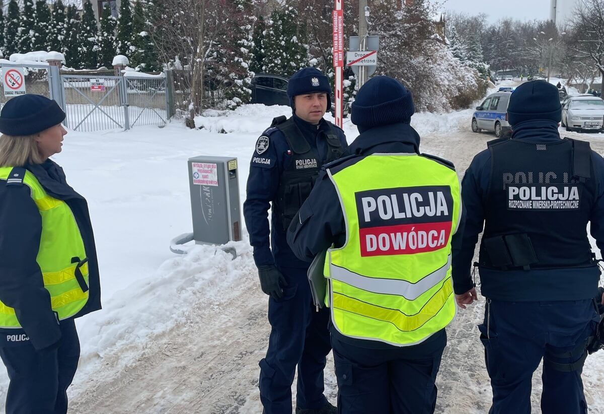 grupa funkcjonariuszy policji