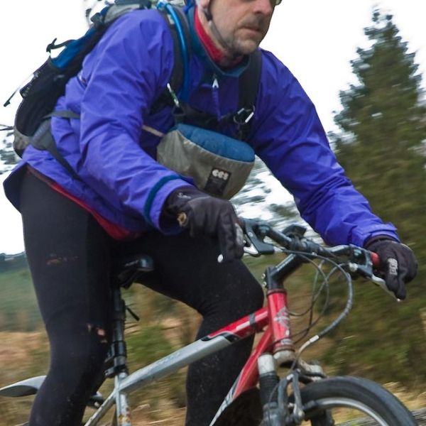 Toploader, dobre mocowanie i świetny pomysł na stabilny transport aparatu. Zdjęcie: http://bicycling.suite101.com/